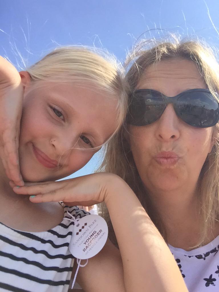 JodieRun's tweet photo. @Sandownpark #sandownselfie http://t.co/MPul7GfyLk