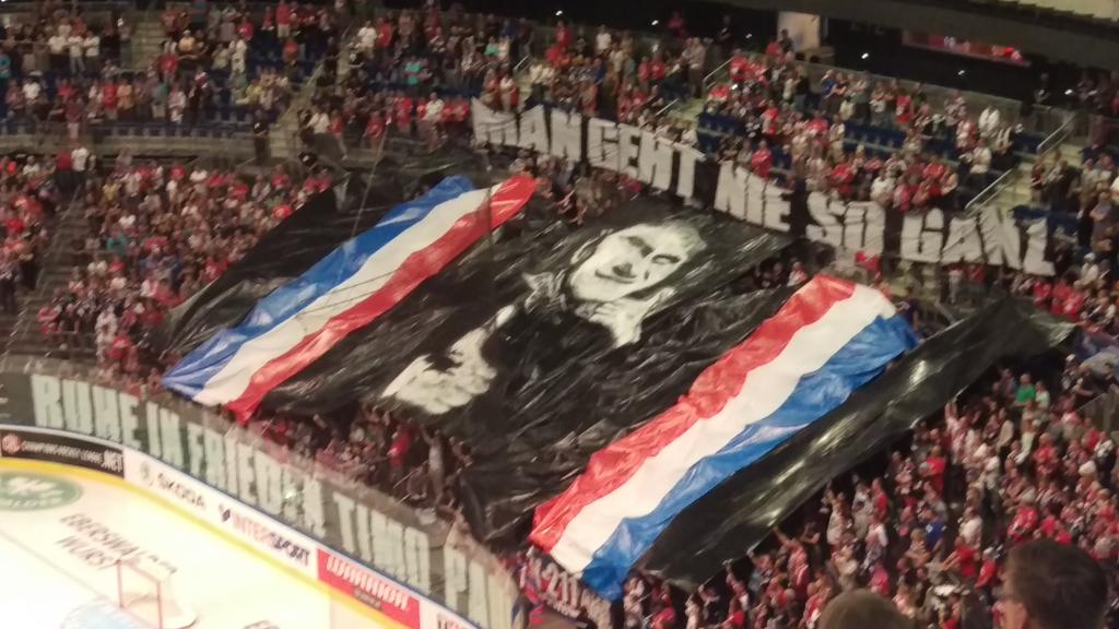Wally44's tweet photo. Choreo der @Eisbaeren_B Fans für den mit 45 Jahren viel zu früh verstorbenen @LHBaer. #ebb #ebbzsc #CHL http://t.co/PvZwsvYfCS