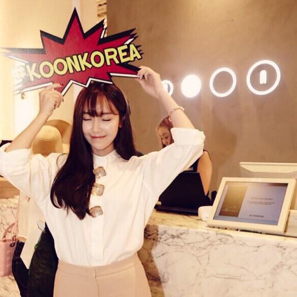 [PIC][21-08-2015]Jessica tham dự sự kiện khai trương hệ thống cửa hàng "KOON" vào chiều nay CNBKxzVWUAElFJp