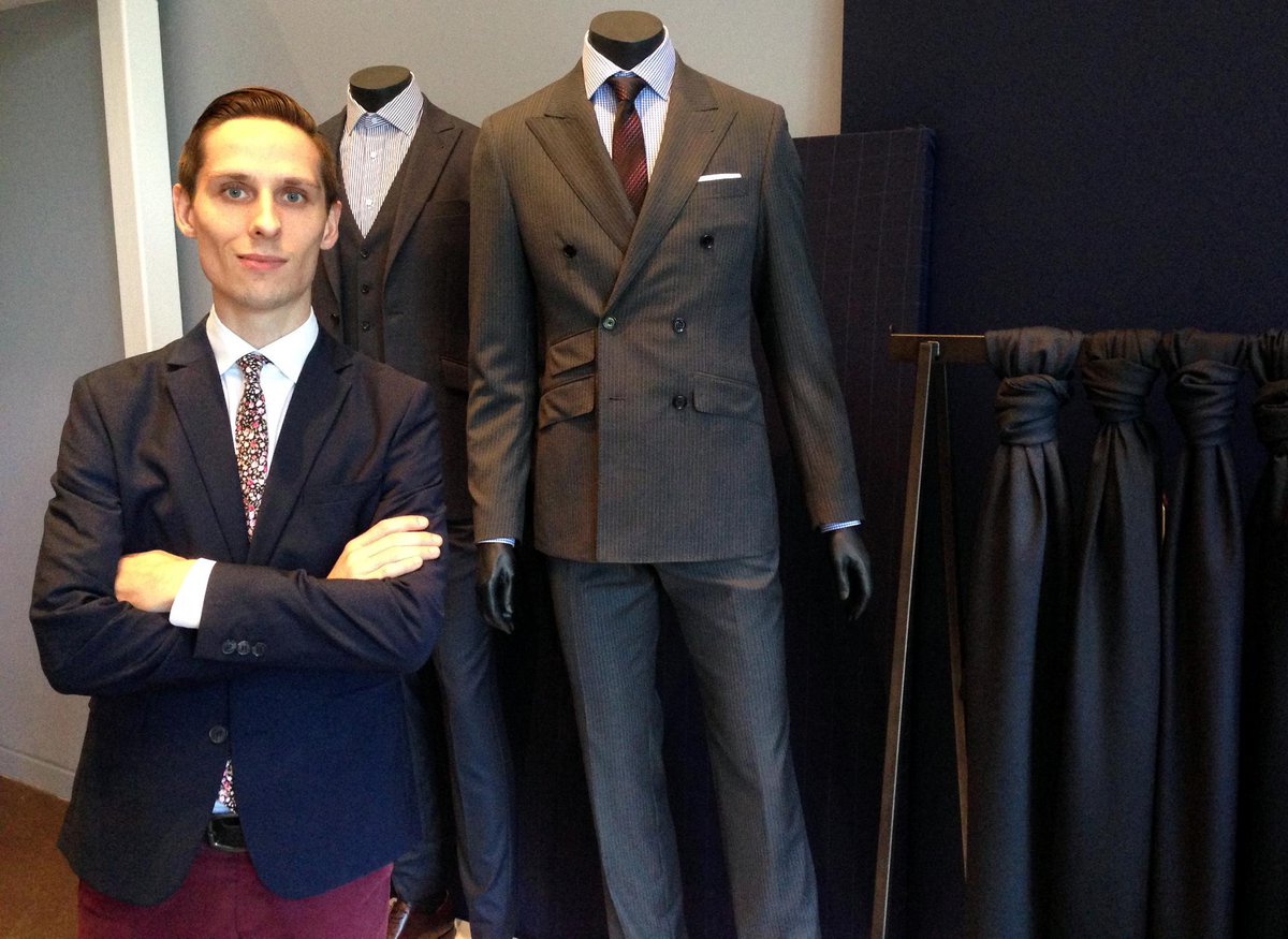 nicholasmizera's tweet image. I&apos;m attempting the @GWR for fastest half-marathon in a suit at this year&apos;s #STWM! thegentlemanjournalist.com/2015/08/22/ann… #RUNSHARP