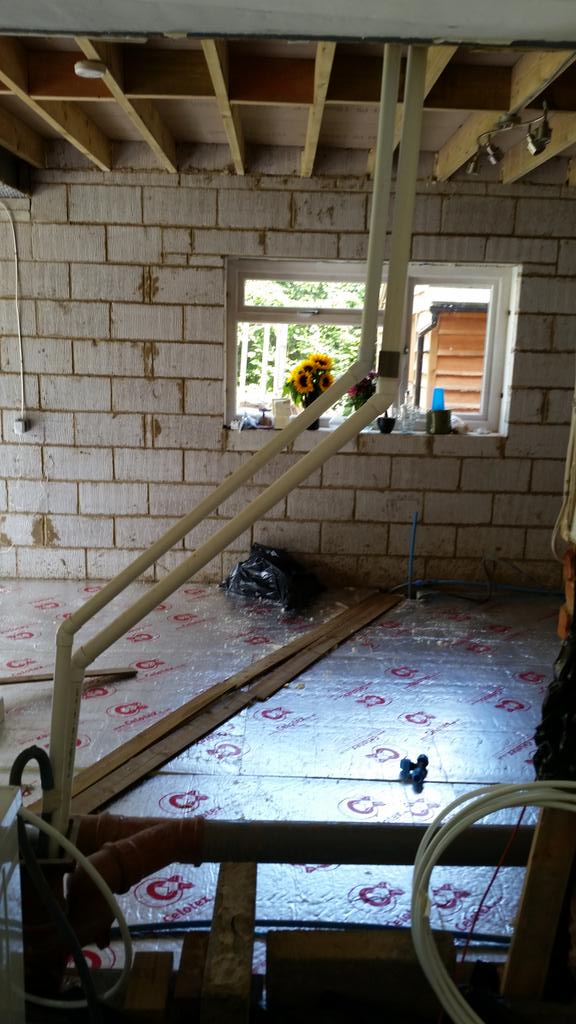 ediesausage's tweet photo. The kitchen floor insulation is going down... @wireysausagedog 🏠 #ExtensionUpdate http://t.co/NHAmss5zpl