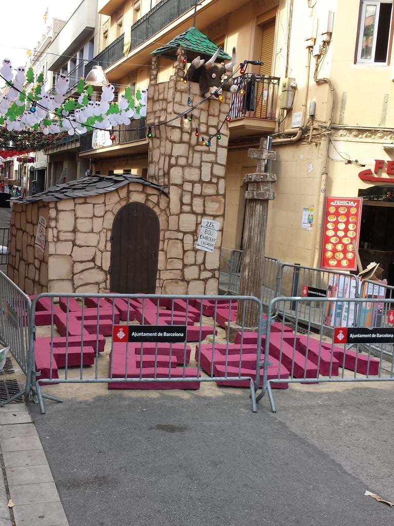 <a href="/AlcoleaDeBaix/">Alcolea de Baix</a> Junts fem festa. Acabant de guarnir. #fmsants #santsmontjuïc #femradio