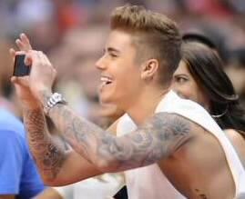 TheJustinsCrew's tweet photo. *Whenever Justin is on tv* Beliebers be like : #WhereAreUNowVMA #MTVHottest Justin Bieber http://t.co/Bzc2xznirl