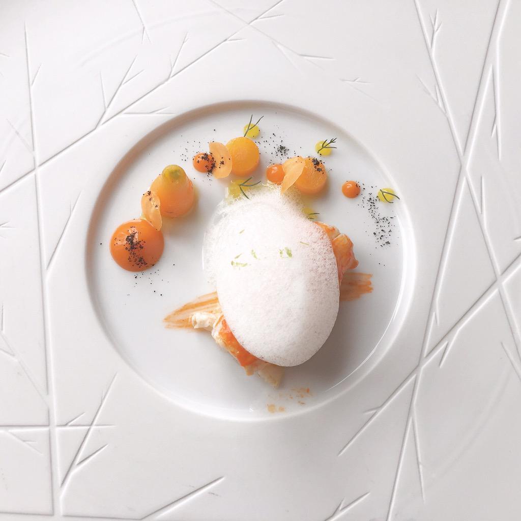 LoveShakFood's tweet photo. Perfect lunch @TheYeatman, Porto... Stunning food, KNOCK OUT views 👌🏼 #finedining #portugal #summer #foodporn http://t.co/QW4br9mbiS