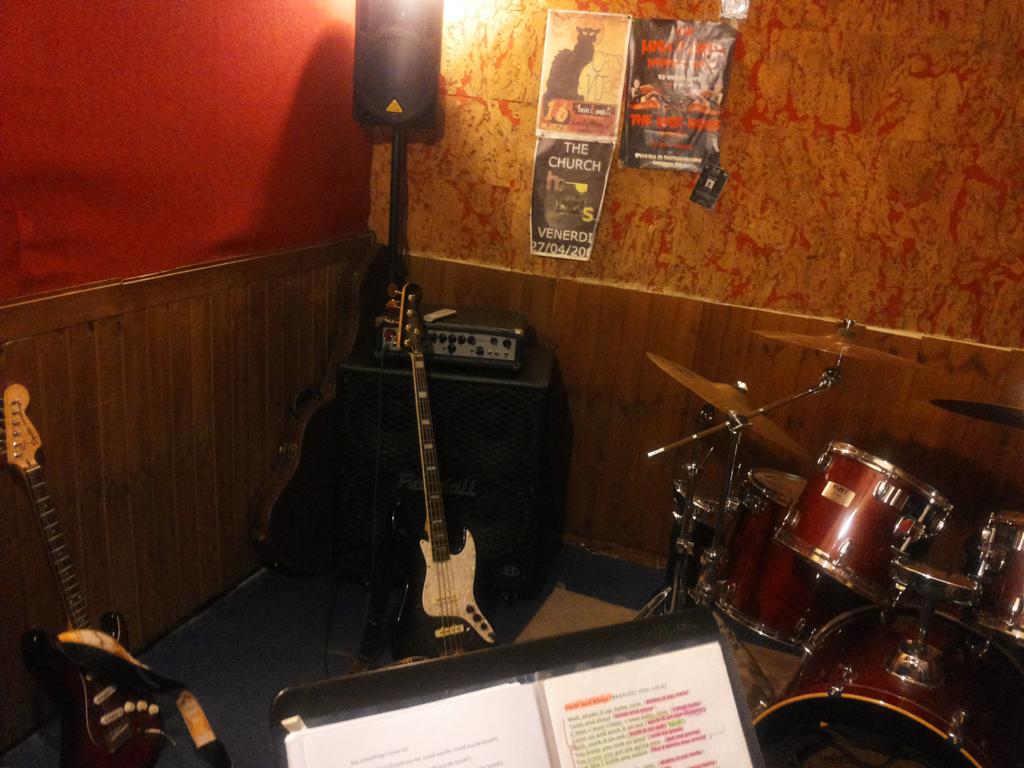 ARitroso's tweet photo. Tornati in sala per preparare il nostro prossimo live! http://t.co/ajPCstzBhm