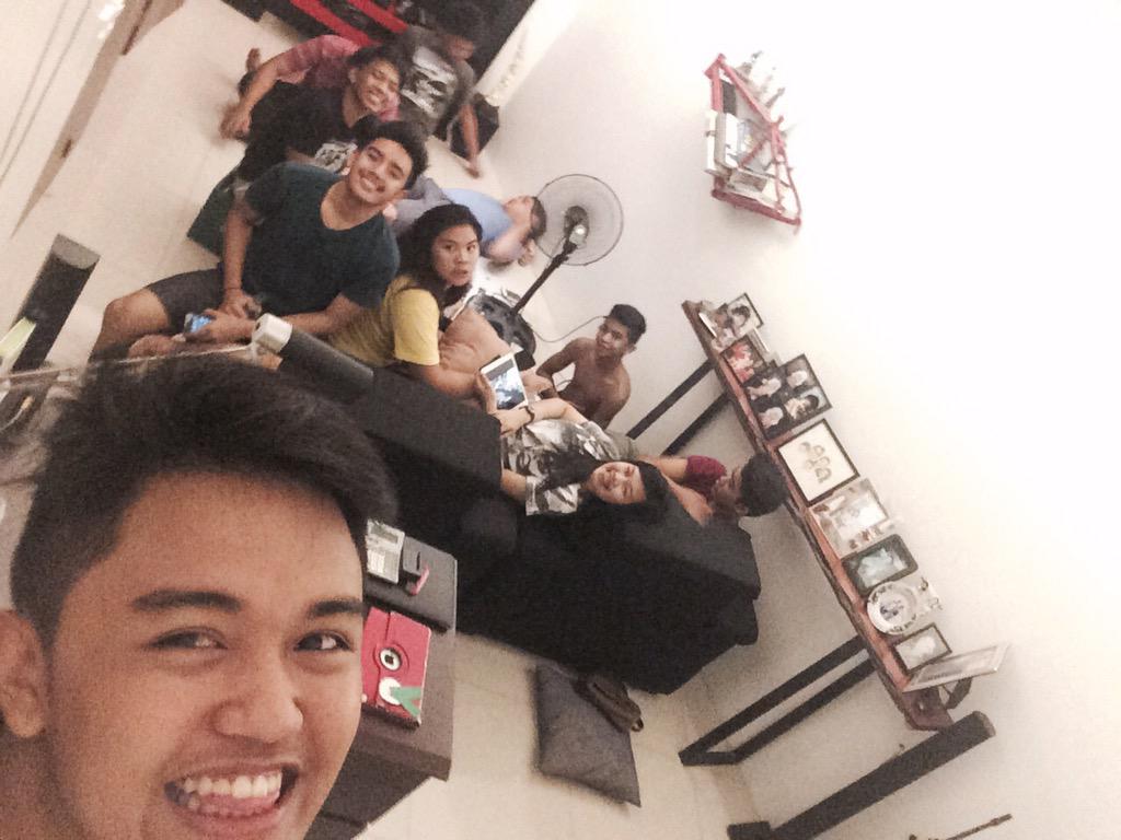 lzlsantos's tweet photo. Atm withthegang 😂😂🍻🍺@MrkMells @allenxdavid @JSungaa @Villonnaire @_KyleReyes @kelfelizardo @coyyine #avyt @karleleng http://t.co/51iBdOsPaV