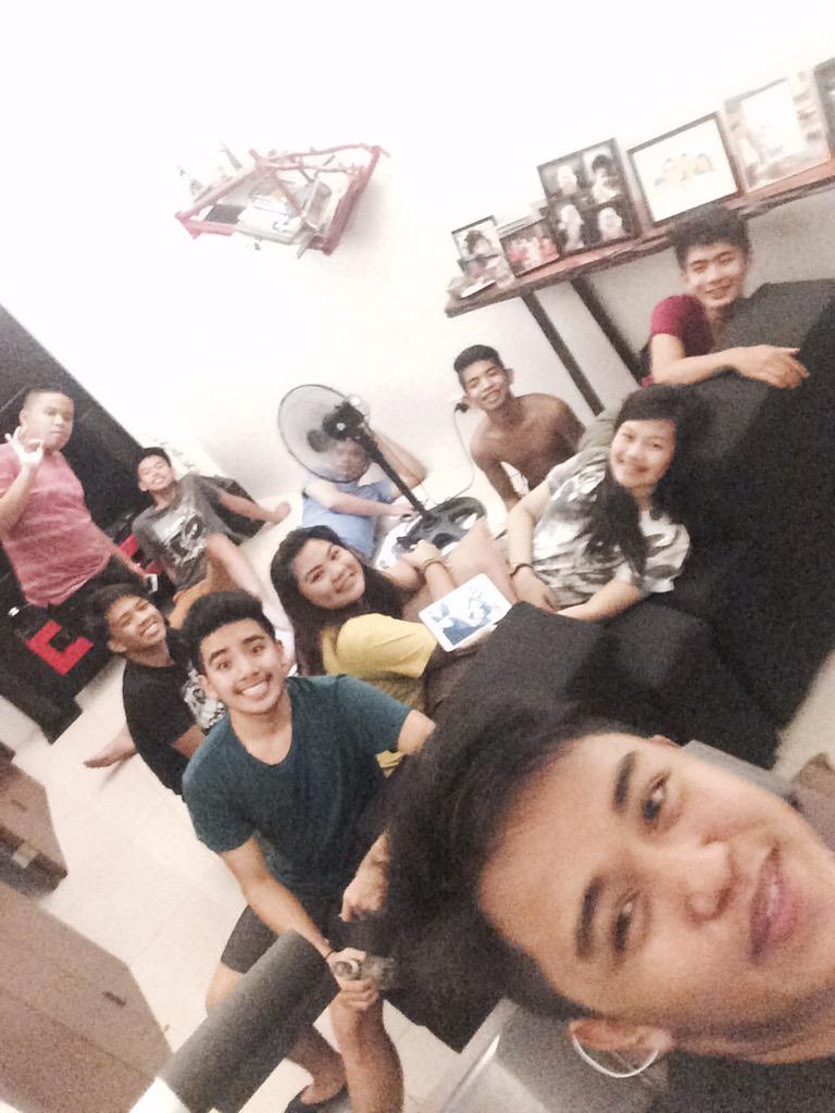 lzlsantos's tweet photo. Atm withthegang 😂😂🍻🍺@MrkMells @allenxdavid @JSungaa @Villonnaire @_KyleReyes @kelfelizardo @coyyine #avyt @karleleng http://t.co/51iBdOsPaV