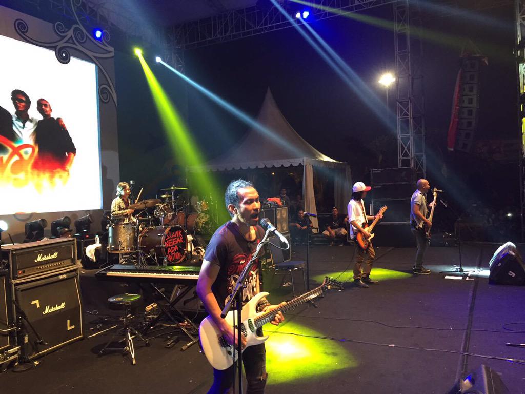 AdibHidayat's tweet photo. #Slank formasi Abdee, Ridho, Bimbim, Ivan &amp; Kaka tampil istimewa di #KarnavalKhatulistiwa @KarnavalRI70 Pontianak! http://t.co/owdKYkSVHh