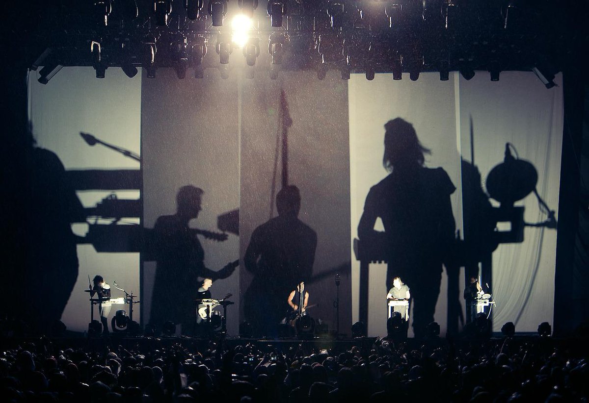 WTHIT_Bot's tweet photo. [Musicians]
나인 인치 네일스 (Nine Inch Nails) - 트렌트 레즈너라는 남자의 원맨 밴드로 시작해 사색적이기도, 과격하기도, 천재적이기도 한 음악을 수없이 쏟아낸 거장급의 밴드. 이들의 음악을 모르고 90년대의 미국 음악을 알았다고 하기는 어려울 정도의 밴드입니다.
 
https://t.co/GUkP8yUpWz