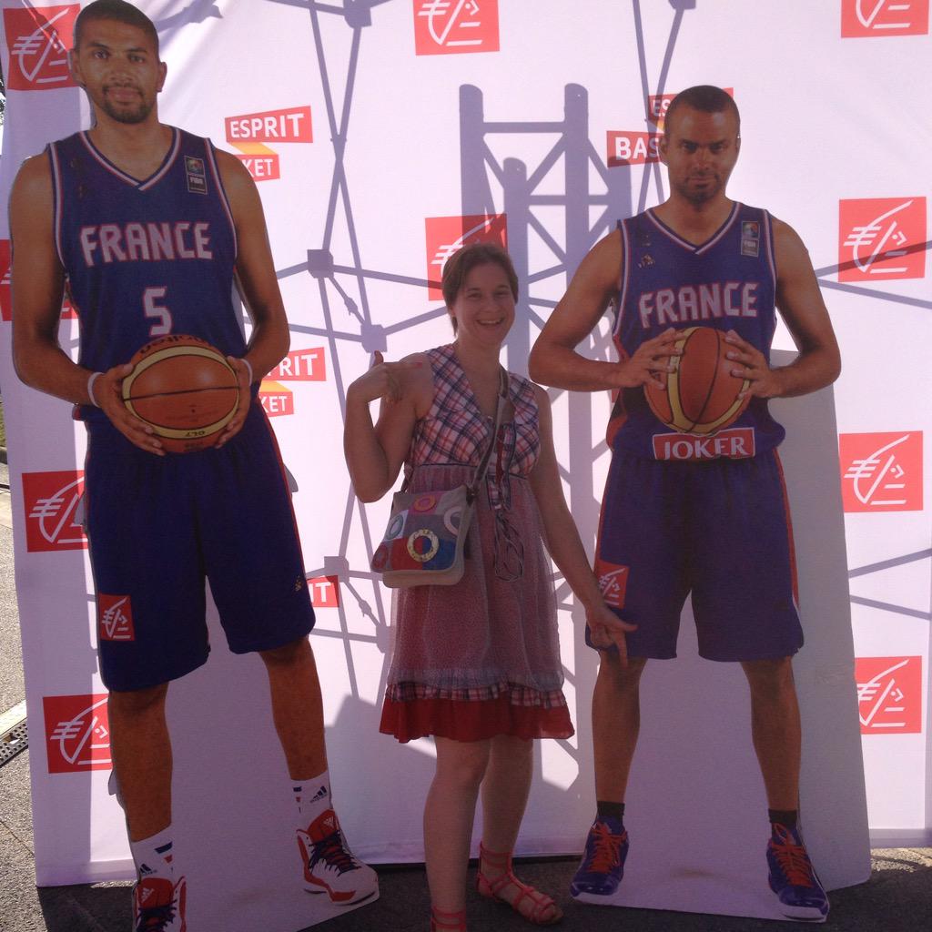 thierry4d's tweet photo. Coco avec les presque joueurs nba #espritbasket #francebelgique http://t.co/MnXQpxUkgj