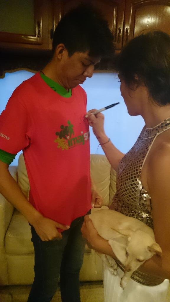 IMAJSMA's tweet photo. @ConsueloDuval  firmando autógrafos #IMAJSMA aprovechamos para la foto :D http://t.co/uv9Ng7JlEr