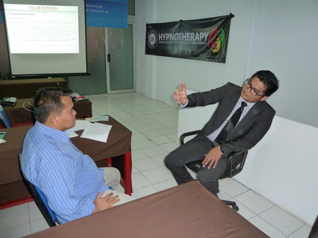 CoachSukses's tweet photo. sesi private hypnotherapy #nlp #hypnotherapy #coachsukses #mrudissnt #valiusacademy http://t.co/GRDhhxskmu