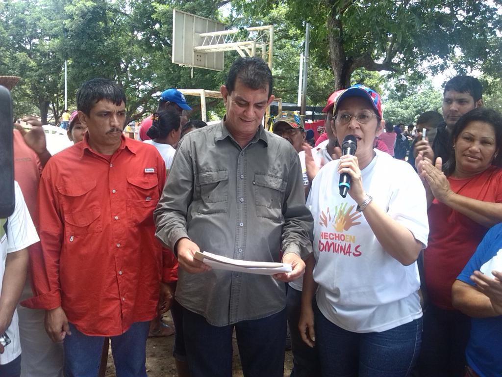 MPComunasBol's tweet photo. @toledoalexis_c @l_erodriguez hablan sobre la jornada campesina comunal q incluye productores de 3 estados del país. http://t.co/V7YlI2jI6g