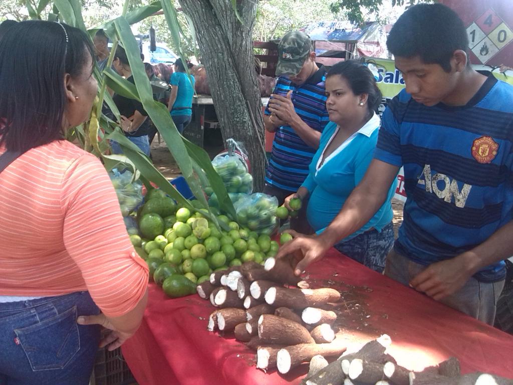MPComunasBol's tweet photo. La comuna "Americo Silva" en la feria campesina comunal en Vista Al Sol en San Félix @toledoalexis_c @l_erodriguez http://t.co/wunx0Awaek