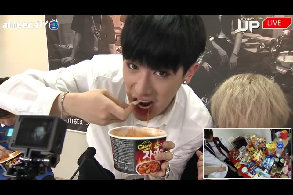 NoonaTFO's tweet photo. วอนโฮก้ยังเปนวอนโฮ จะ100วัน1000วันก้เหมือนเดิม ไม่มีใครกินใช่มั้ย! กินเองก้ได้! 5555555555555555 #100DaysWithMonstaX http://t.co/FeCj4FhAG6