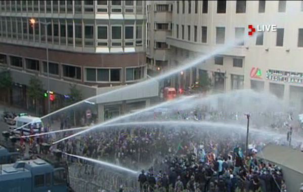 yasminebllt's tweet photo. This isn't war, this is the police trying to stop thousands of protestors ! #طلعت_ريحتكم http://t.co/P9t6K4uStH
