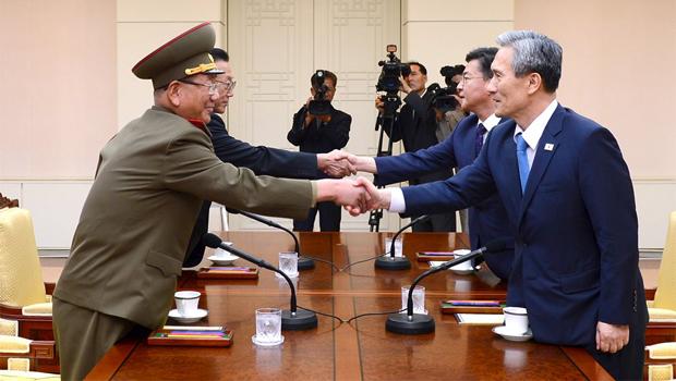 CBSNews's tweet photo. Rival Koreas hold high-level talks to defuse war fears: http://t.co/BQZVyRkhKD http://t.co/RB5ZMsXZ30