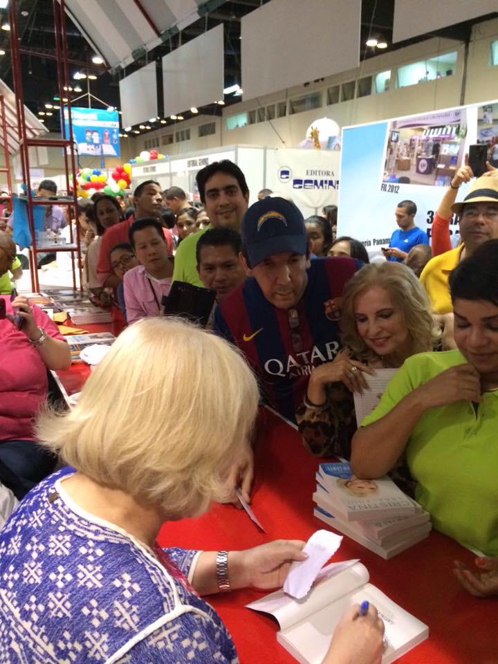 Ayer firmando libros en la Feria del libro de Panamá. Muchas gracias a todos los Panameños por tan linda bienvenida.