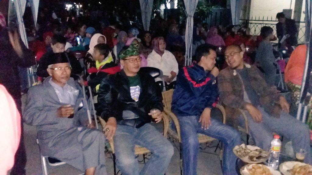 KangBoedhiHer's tweet photo. @ridwankamil @OdedMD Sltrhmi, MakanBersama,KumpulWarga,Nobar Giat @LurahRanum di RT.03&amp;04 RW.07 Minggu Malam 22/08/15 http://t.co/zBZTF32oUy