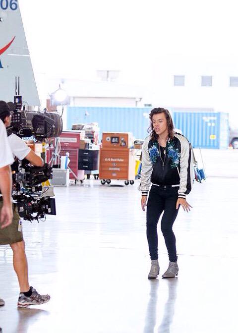 thestylesfandom's tweet image. Our babe recording :)