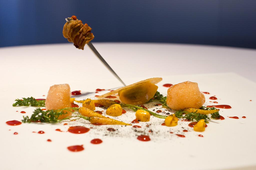 Dabizdiverxo's tweet photo. Un mito XO!! El Primer dim sum emplatado!!! "Conejo con zanahorias , ketchup de tamarillo/Tabasco y lenguas de pato" http://t.co/gfYazTeEhH