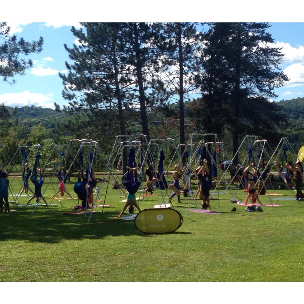 33MAG's tweet image. On aurait ben essayé le yoga aérien, mais les cours étaient complets. Looks fun! #WanderlustFestival #wanderlust2015