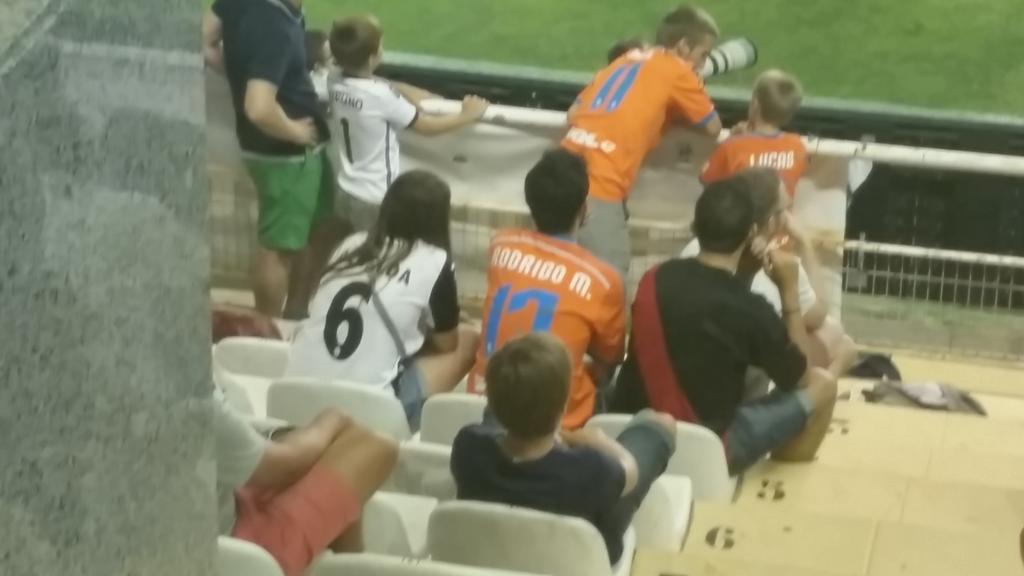 REKENAMUNT6's tweet photo. @krys_che aplaudiendo a @Rodrigo_M a la entrada al campo #VCFOnTour2015 #RayoVCF http://t.co/uclpXD2uaE