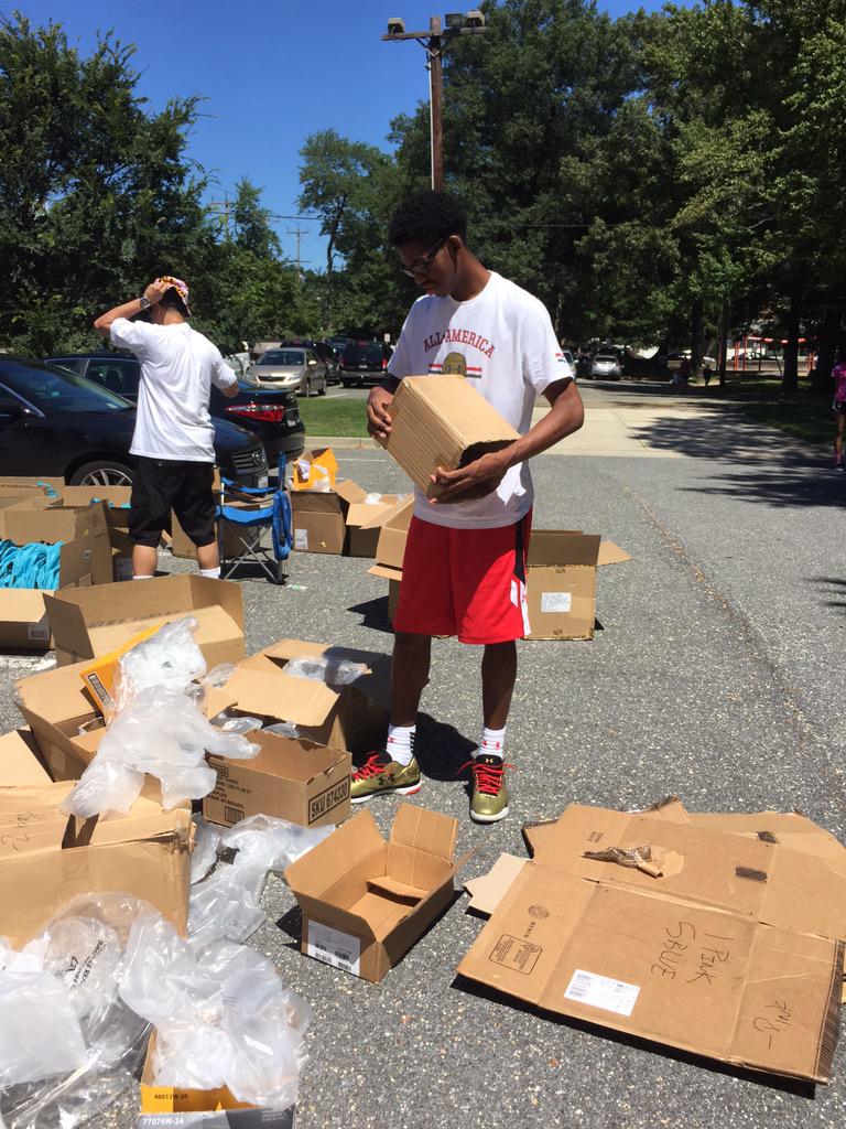 TeamCHAOS_Bball's tweet photo. @Justdewit12 volunteering in the🌞 breaking down boxes of over 400 #UA #RepsAreEarned book bags @greivisvasquez http://t.co/eLIQCyMnSu
