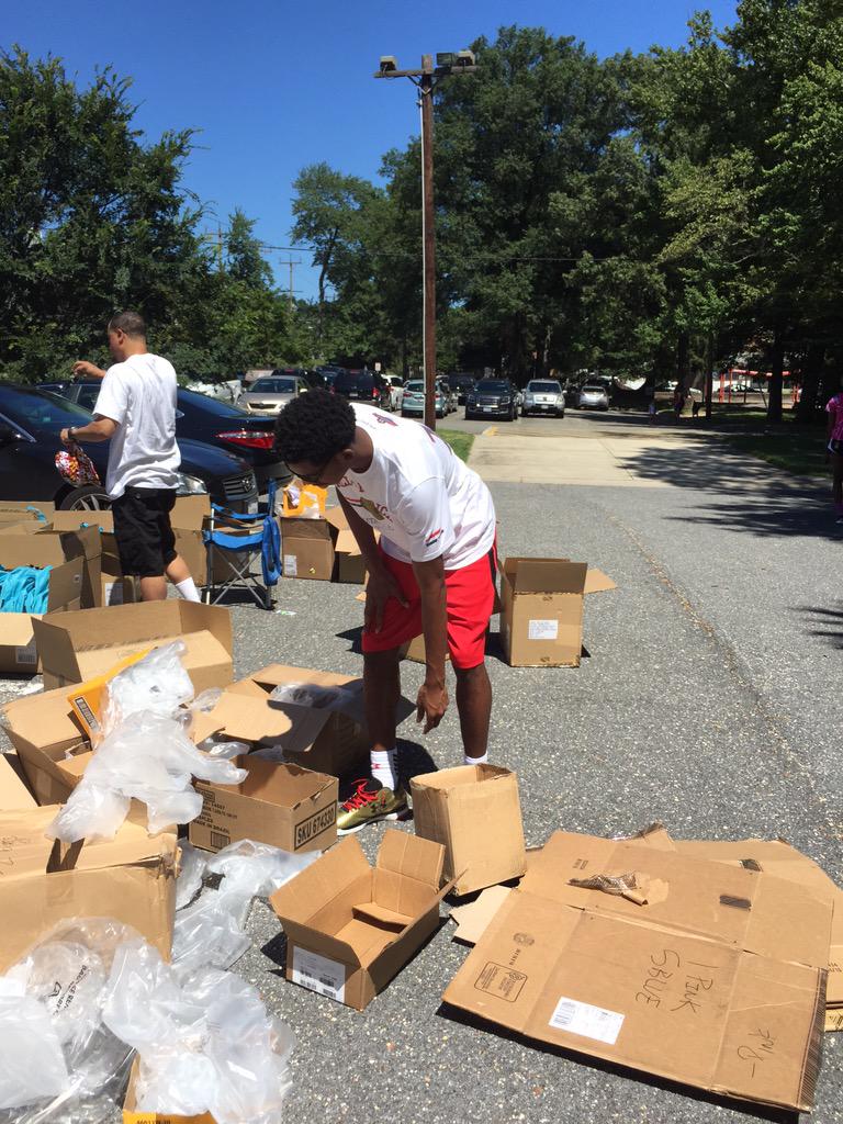 TeamCHAOS_Bball's tweet photo. @Justdewit12 volunteering in the🌞 breaking down boxes of over 400 #UA #RepsAreEarned book bags @greivisvasquez http://t.co/eLIQCyMnSu