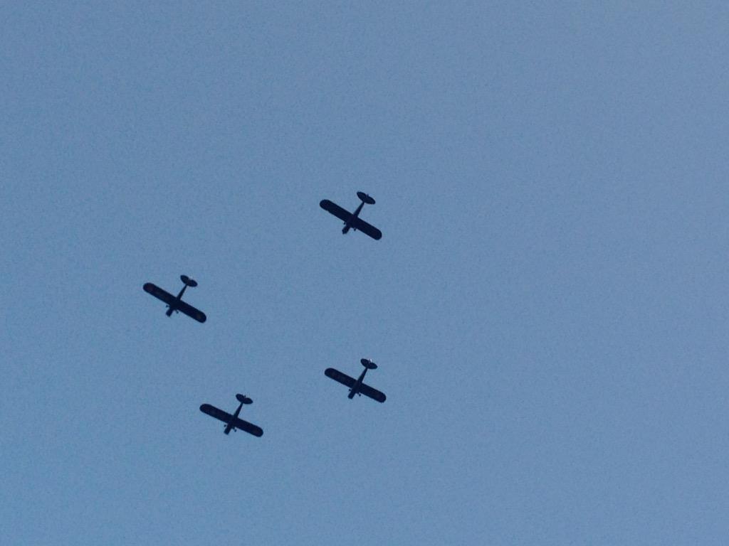 DeRedactiePj's tweet photo. Vier vliegtuigjes boven Pukkelpop krijgen even iets meer aandacht dan The Offspring. Woeps #pkp15 http://t.co/1nqaDz64JX