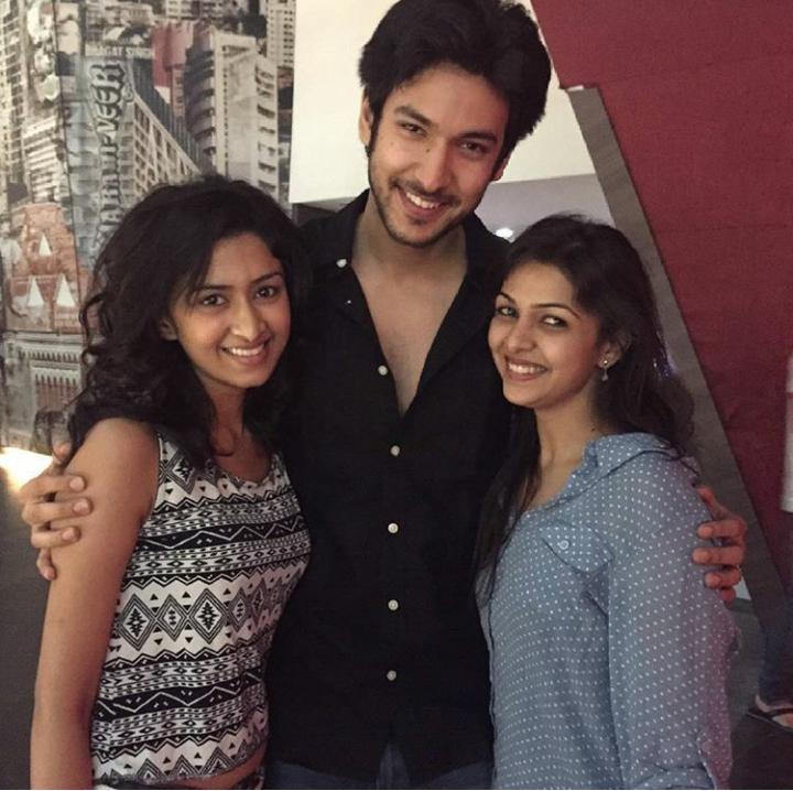 kaynaa_14's tweet photo. OMG dere colour coordination both r wearing blue jeans+Fairy -->black n white top..shiv black shirt (white buttons) http://t.co/ZJcxP8qLvo