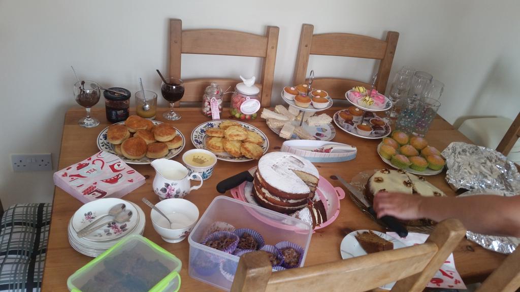 tonsmi's tweet photo. @SundayBrunchC4 check out our girls afternoon tea party with special feature of last week's salted caramel! http://t.co/Do6XsYmGBx
