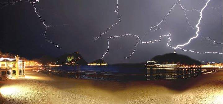 EMonente's tweet photo. Dicen que una imagen vale más que mil palabras... Tormenta espectacular en Donosti. http://t.co/j7q9pW1MzH
