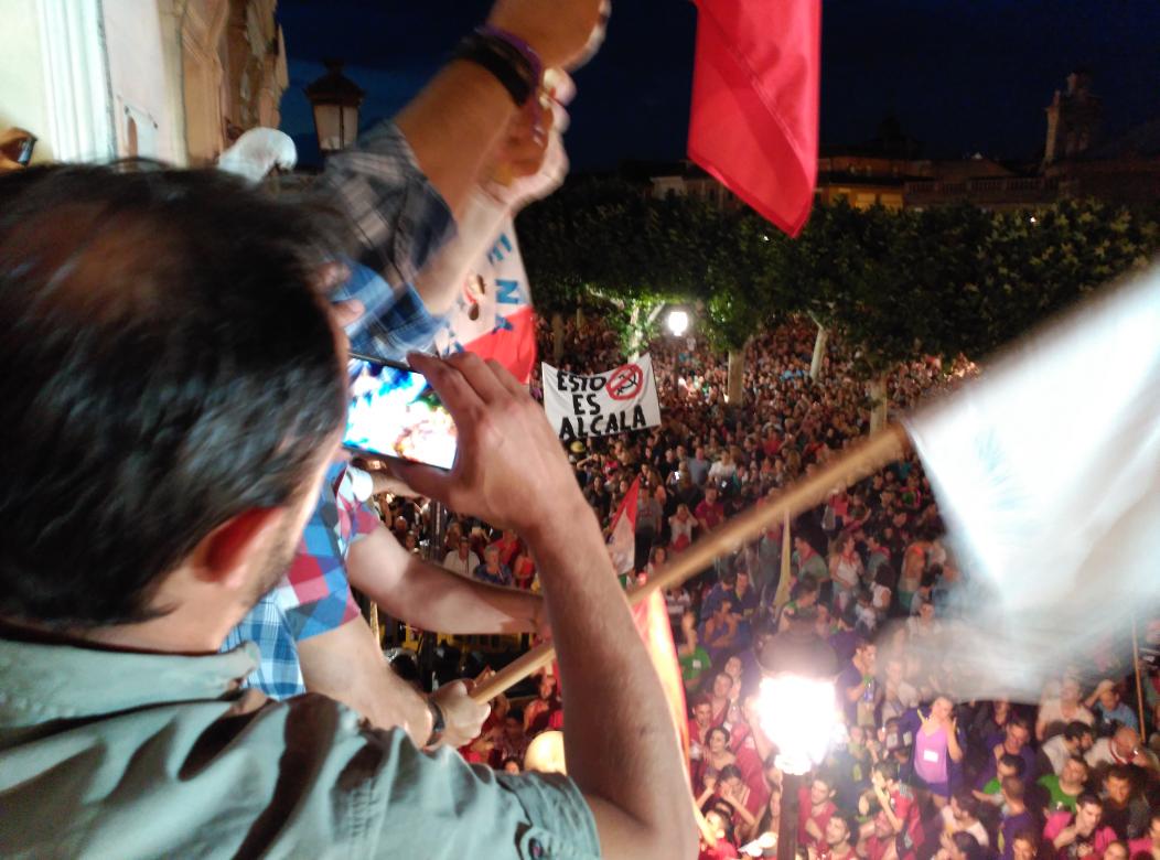 RipollRafa's tweet photo. Comienzan las fiestas de #Alcalá de Henares, la plaza a reventar. Esto es Alcalá. http://t.co/LNPJsiS8cy