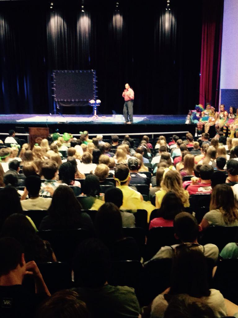 SrtaMurphyDGS's tweet photo. Listening to Mr. Walsh-Rock talk to the class of 2019! #MustangMadDash #DGSPride http://t.co/Pw8fZXi4Ds