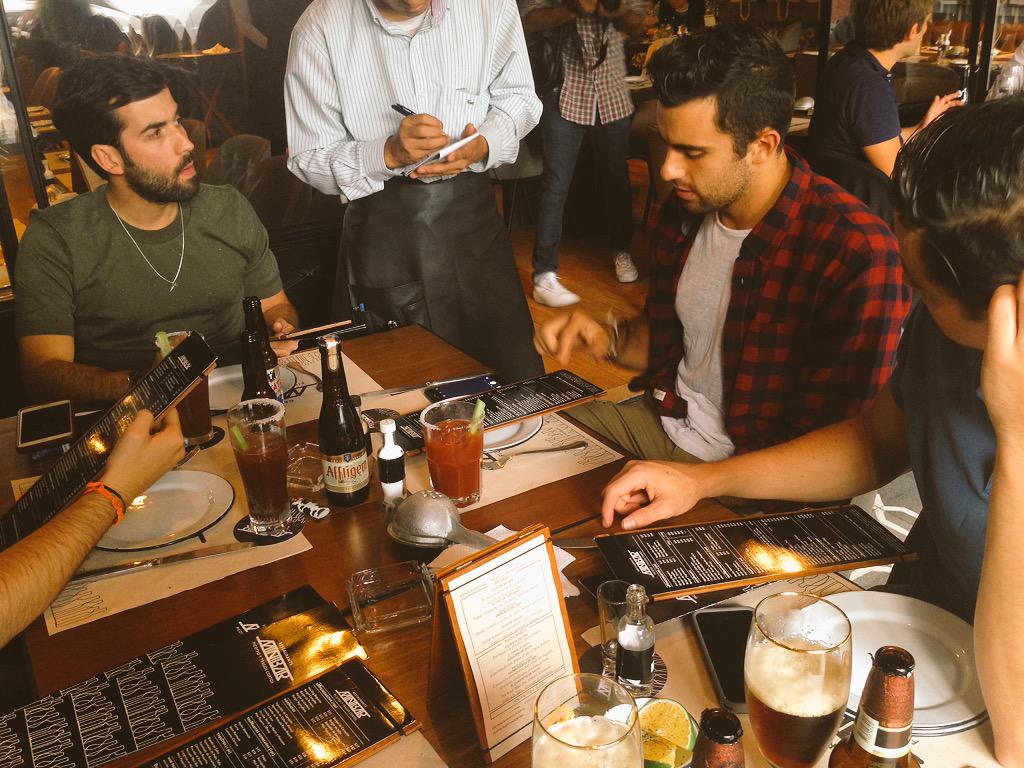 Disfruta tu sábado como <a href="/JPMinor/">jose pablo minor</a> con #DockersOnTheGo en @MinibarMX con tus amigos <a href="/FFdz/">Fernando Fernandez</a> @esquirelat