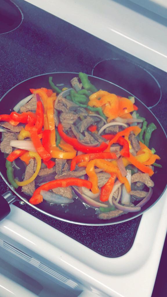 Cooking up something delicious 🙊#cooking #girlsthatcook #girlthatcancook #food #FoodNetworkStar #steak