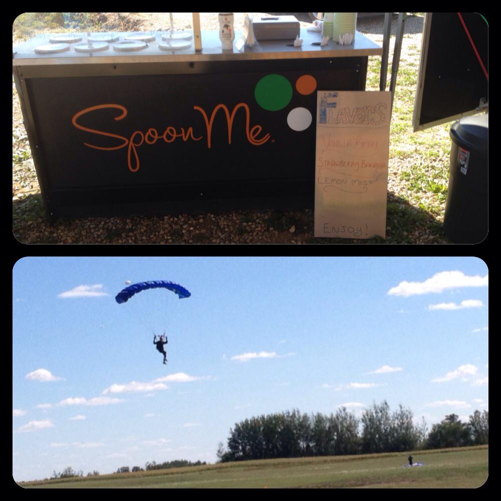 spoonmeshpk's tweet photo. Watching #skydivers and eating our #froyo @edmontonskydive! Come join us, we're here all weekend. #westlock #alberta http://t.co/dUt0bpzDcW