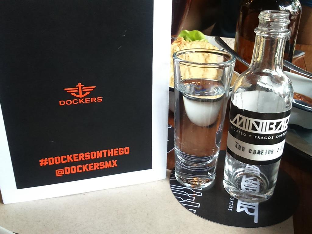 Disfrutando la experiencia #DOCKERSONTHEGO✨ gracias @MinibarMX por las delicias🍴 <a href="/Alfredo_Gatica/">Alfredo Gatica</a> <a href="/DockersMX/">DockersMX</a>