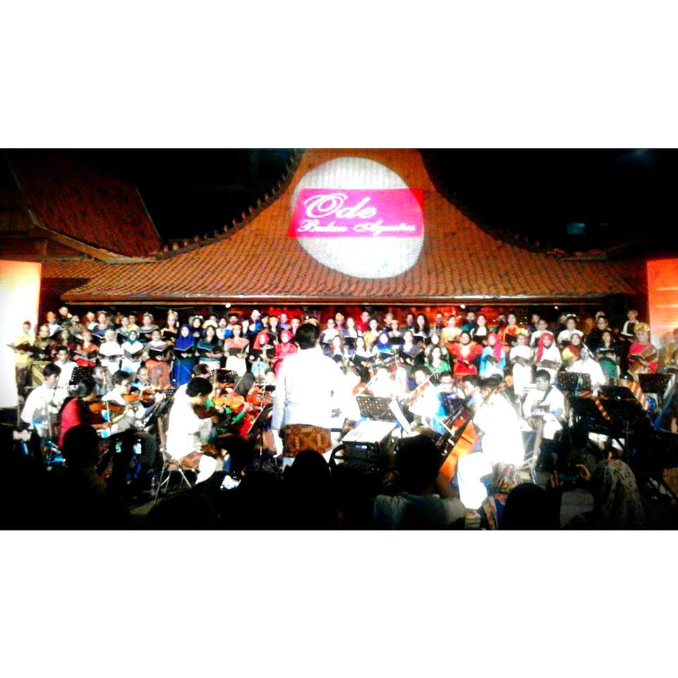 JTTF Orchestra dengan Fombi dan 8 PSM besar Jakarta membawakan Lagu Kebangsaan di Bentara Budaya Jakarta (TEAM/A)