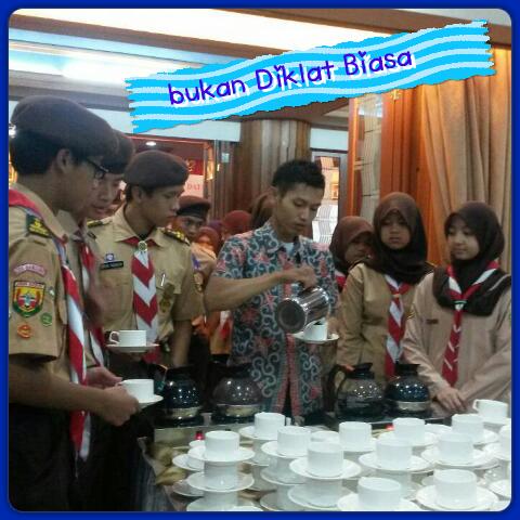baharibdgNEWS's tweet photo. Mungkin mereka haus..
Maafkan kimin yang tidak membekali kalian dengan air teh buatan mimin..
#bukandiklatbiasa#2015 http://t.co/alM8choMG2