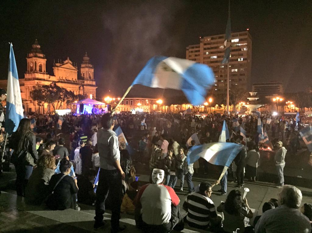 prensa_libre's tweet photo. #22AGT | Continúa clamor de los guatemaltecos en Plaza de la Constitución. Fotos: @noticiascastro http://t.co/7Ii3dsjFnA