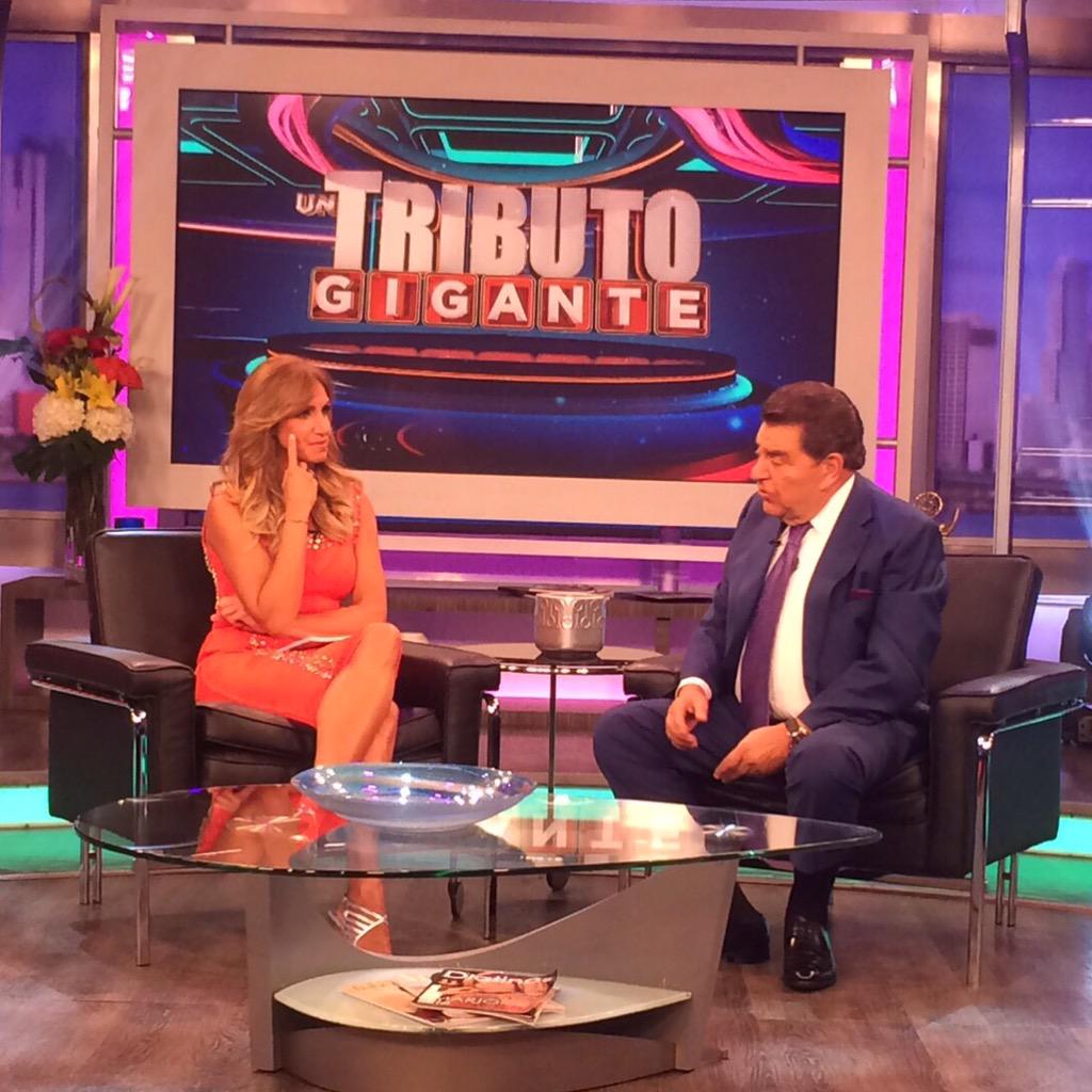 ElGordoyLaFlaca's tweet photo. Con nosotros el anfitrión de la noche #TributoGigante @DonFranciscoTV @sabadogigante 👏👏👏 http://t.co/AtGBZUrGYA