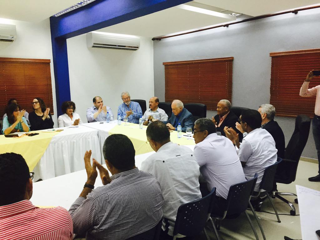 temomontas's tweet photo. Diferentes momentos de la presentación de Bernardo Vega sobre las relaciones República Dominicana-Haití en el CENADE http://t.co/KXeIijCkb5