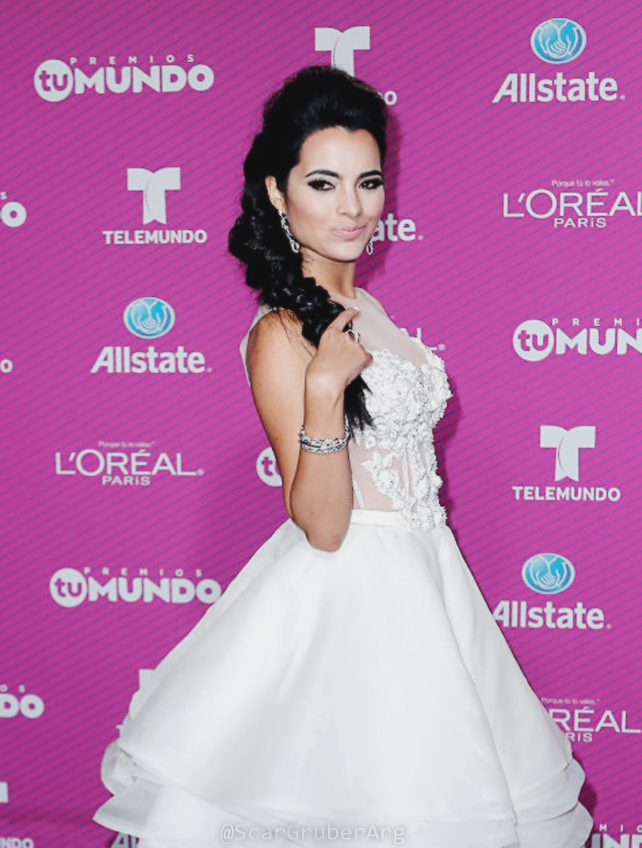 ScarGruberArg's tweet photo. ✨👑😍@ScarletGruber #PremiosTuMundo http://t.co/2Vetw12pq4
