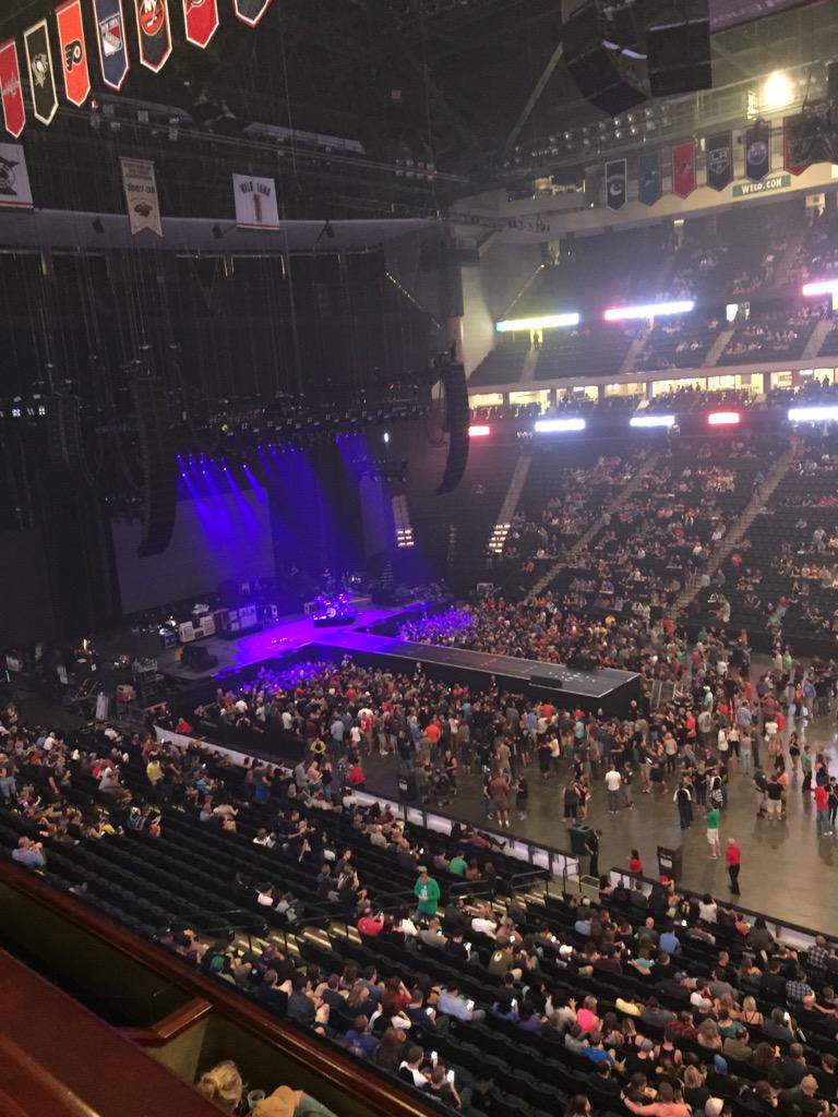 suchgr's tweet image. Waiting for the Foos and Royal Blood #FooFightersXEC