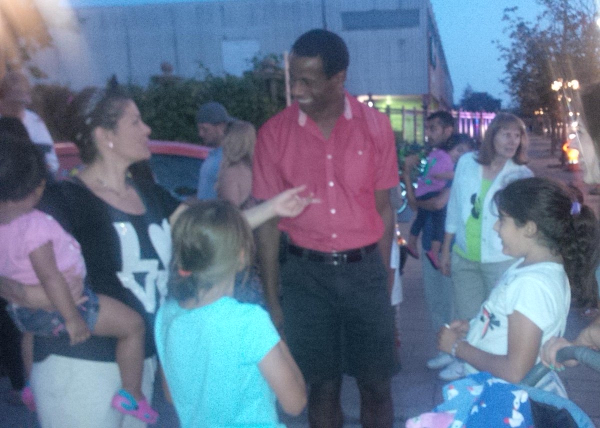 GregFergus's tweet photo. It's really nice to have a chat with families about #realchange. #HullAylmer #LPC #CdnPoli http://t.co/QFRx6RPge0