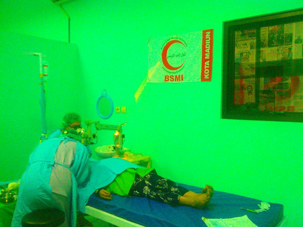 BSMIJatim's tweet photo. Operasi katarak gratis oleh @bsmi_kotamadiun #bsmibaktiuntuknegeri @DPN_BSMI @bsmilovers @dokterthtkl @BSMISurabaya http://t.co/67fWeQkvxu