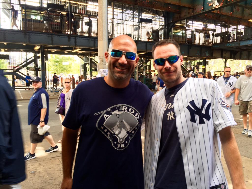 BriGuy3723's tweet photo. @baldvinny Thank you again for taking a pic with me. #PosadaDay #TheeeeeeYankeesWin and got on TV #PerfectDay http://t.co/mra6YQV82g
