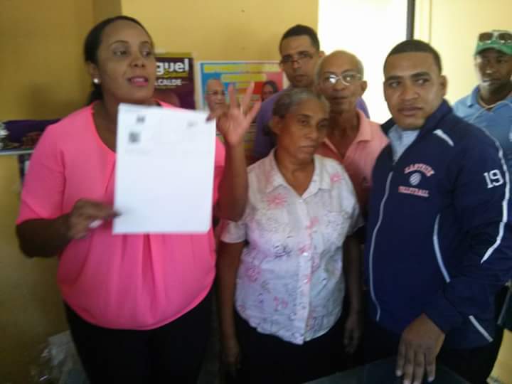 yrismarzan's tweet photo. #pereyracarmendiputadaSDO lleva soluciones al más necesitado así es que se trabaja por y para la comunidad!!! http://t.co/7Cb1da64Rp
